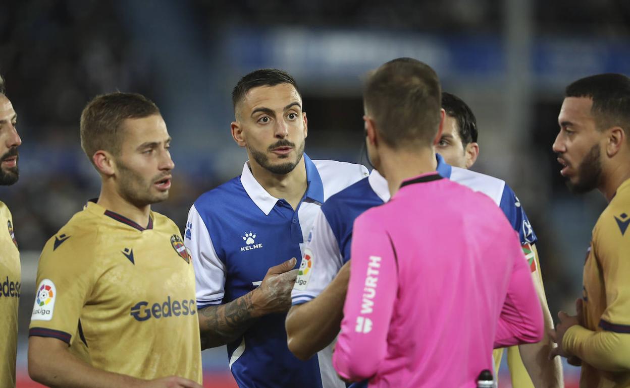 El uno a uno del Alavés-Levante: Joselu, indiscutible pichichi albiazul