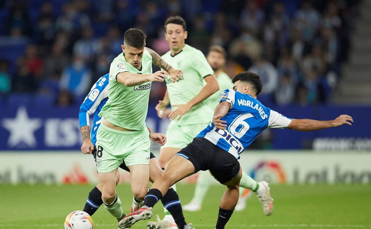 Sancet trata de irse del jugador del Espanyol Morlanes en el partido jugado en el RCD Stadium. 