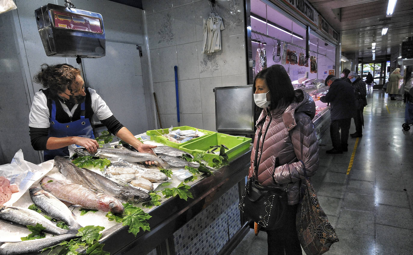 Un total de 8 puestos dan vida al mercado Gasteiz, en la Avenida. En la época de mayor gloria llegó a haber 24.