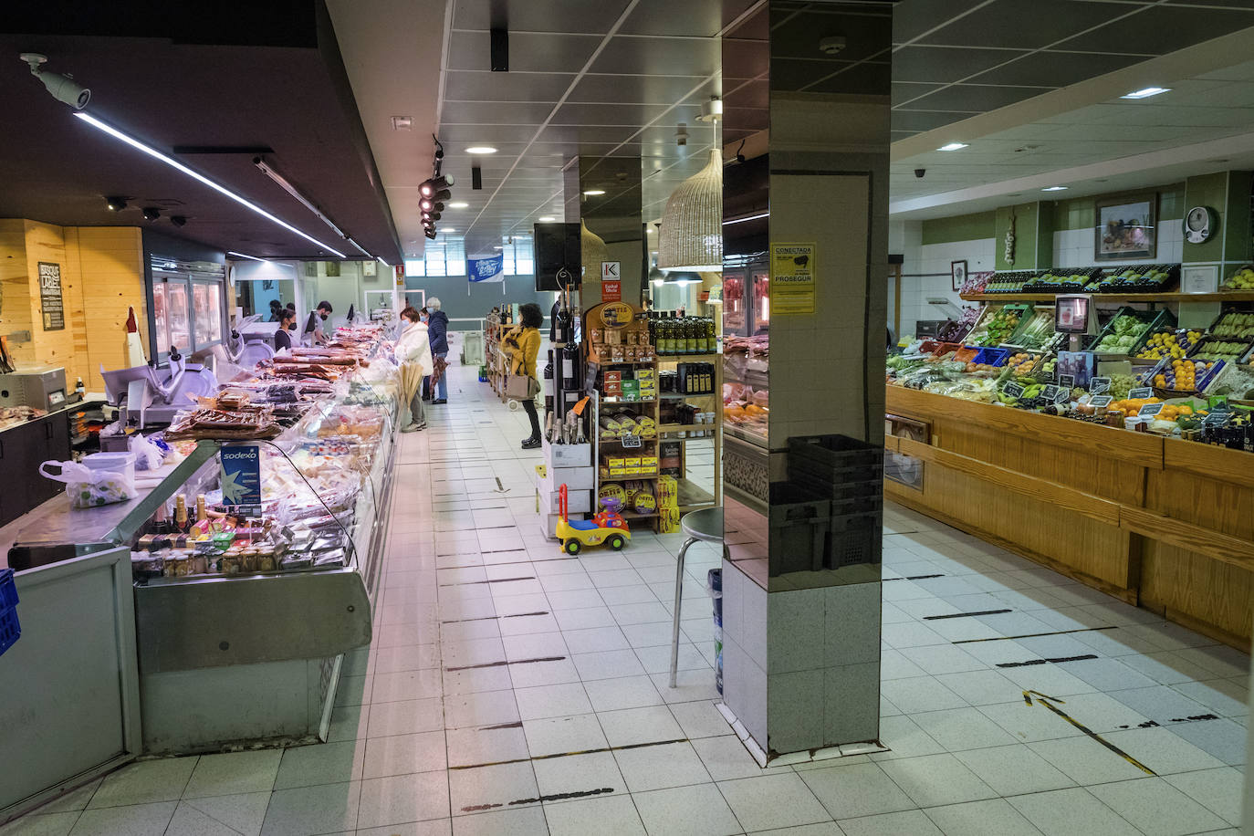 El mercado Florida tiene toda su parte de arriba ocupada con una carnicería, una frutería, una pescadería y una panadería. La parte de abajo, sin embargo, ya no está ocupada por puestos.