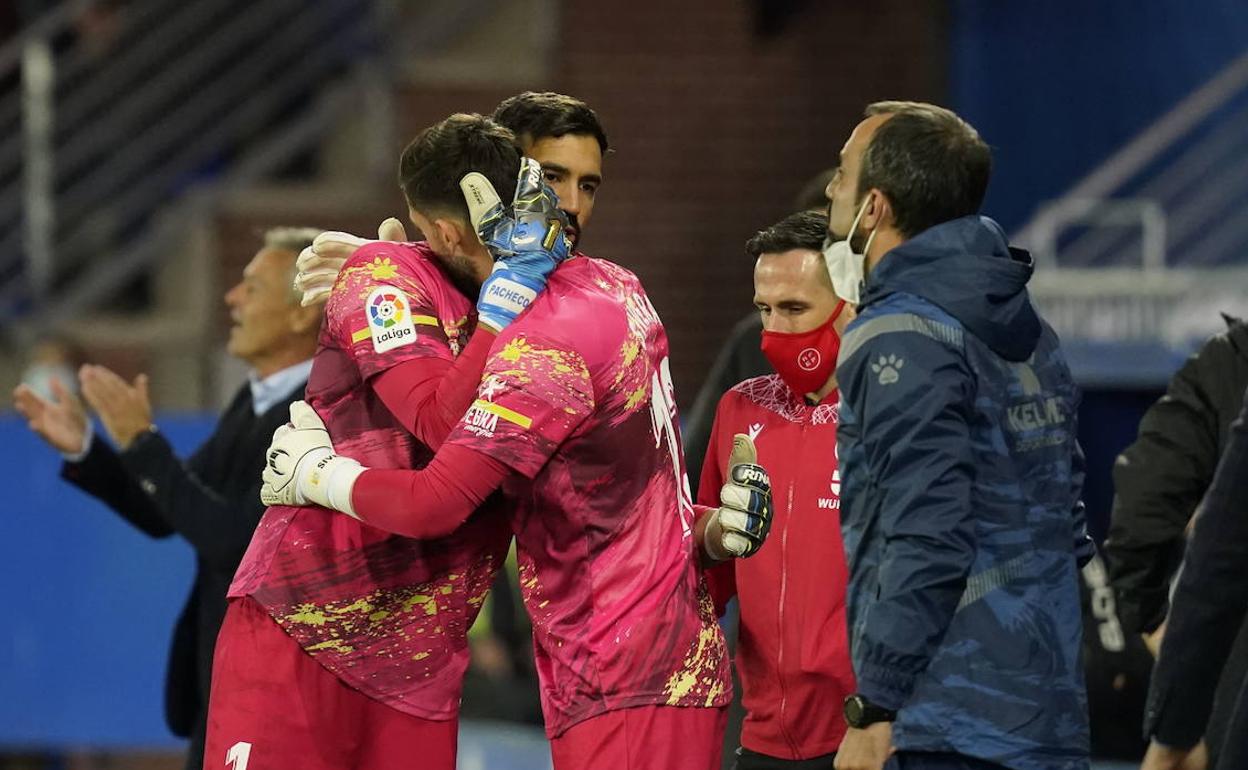 Sivera releva a Pacheco en el partido ante el Elche. 