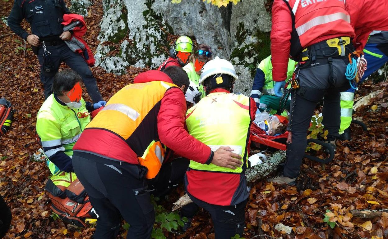 Los servicios de emergencia auxilian al joven accidentado.