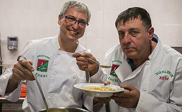 Josu Ortega y Arturo Laserna formaron el tándem gastronómico de Kakiturri con una receta de garbanzos muy casera y bacalao en tres versiones diferentes.