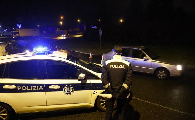 Control de acceso de la Policía Local a Júndiz este fin de semana. 