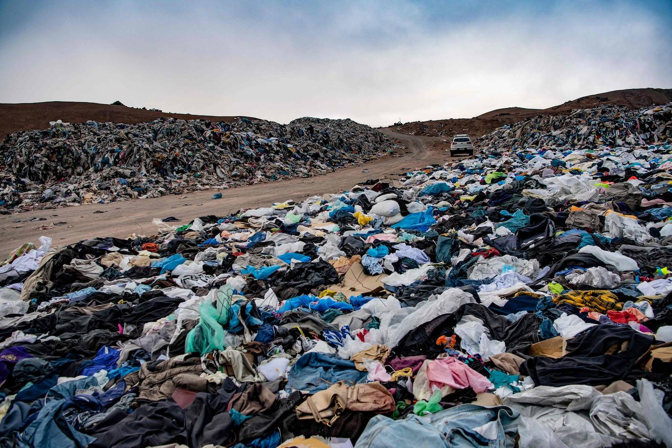 Toneladas de ropa se acumulan en el desierto de Atcama a la espera de ser utilizada.