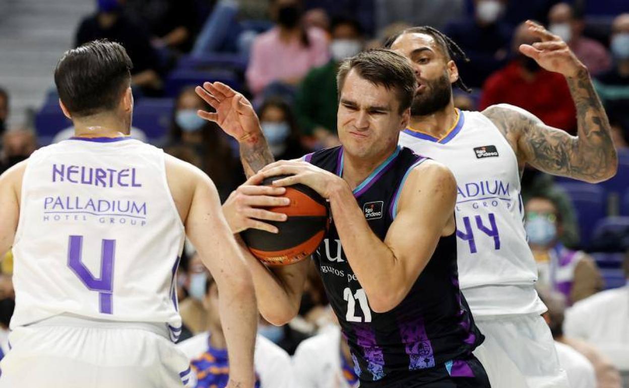 El ala pívot lituano del Bilbao Basket Gytis Masiulis atrapa el rebote ante el base francés del Real Madrid Thomas Heurtel durante el partido de Liga Endesa disputado este domingo en el Wizink Center. 