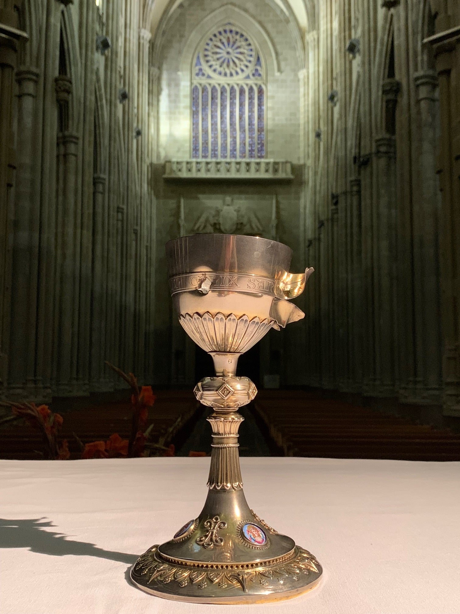 Fotos: El cáliz de Qaraqosh, tiroteado por Estado Islámico en Irak empieza su gira por Álava