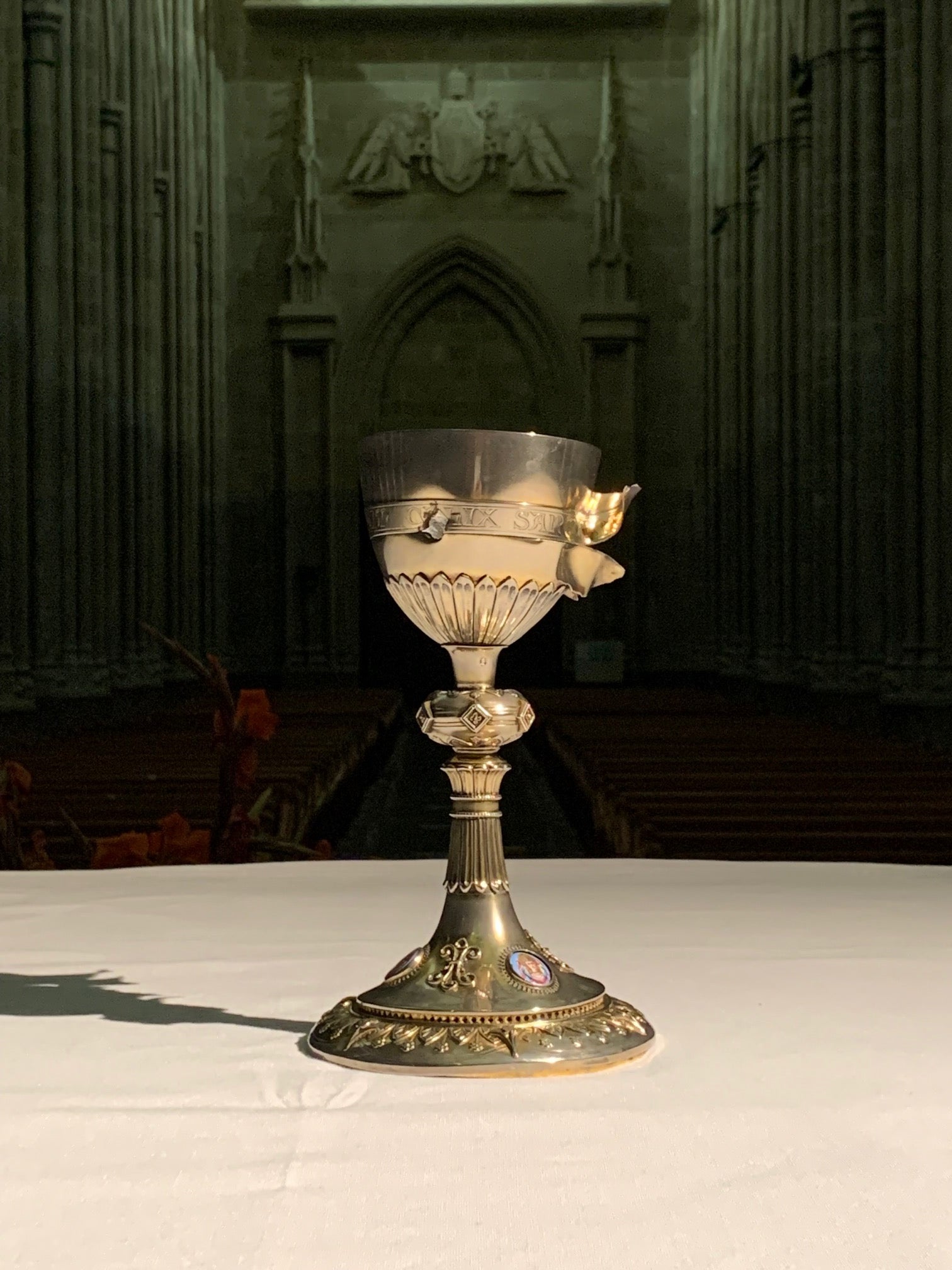 Fotos: El cáliz de Qaraqosh, tiroteado por Estado Islámico en Irak empieza su gira por Álava