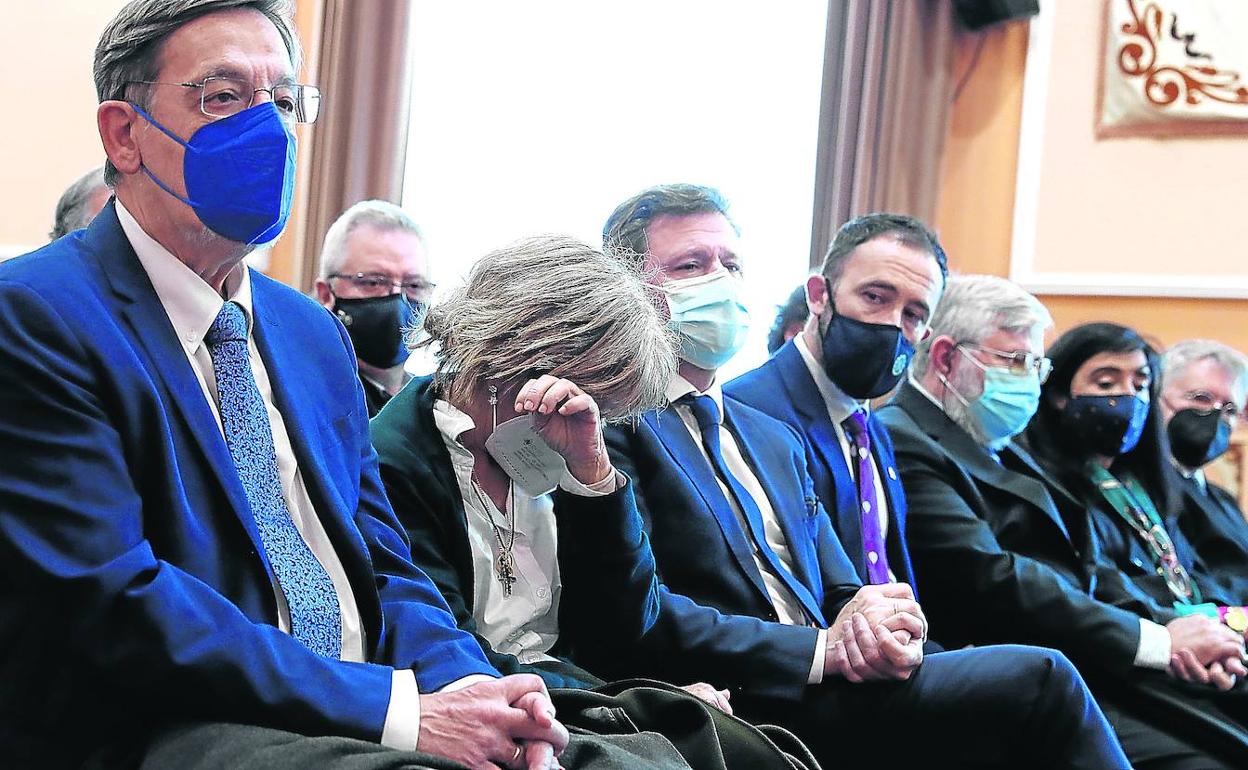 Primera fila. Juan Luis Ibarra, Charo Zarzalejos, José Antonio Santano, Denis Itxaso, Florencio Domínguez, Asun Guerra y Emiliano López Atxurra. 