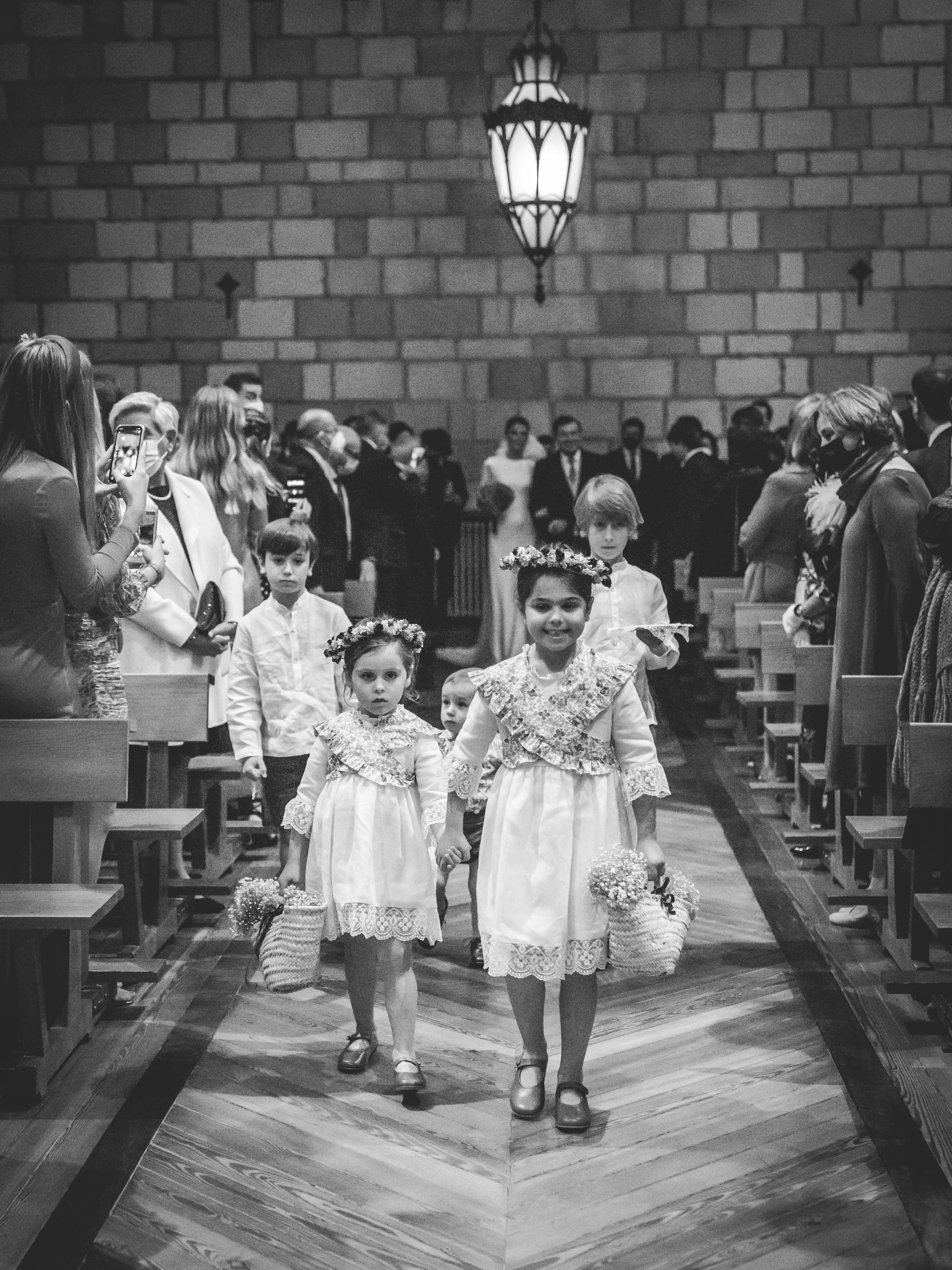 Fotos: Virginia, la novia bilbaína del &#039;vestido-flor&#039; y su boda en la universidad de Deusto