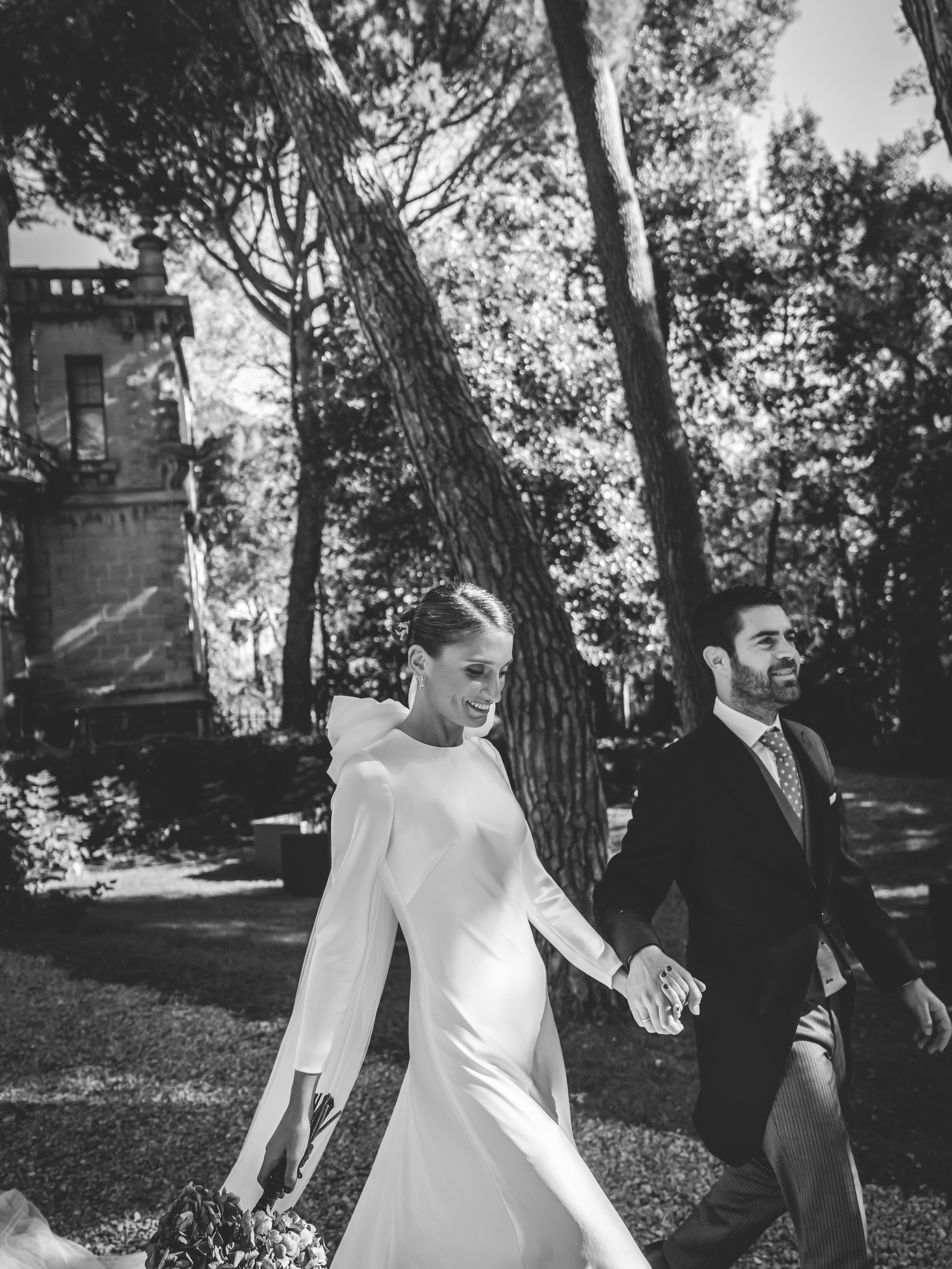 Fotos: Virginia, la novia bilbaína del &#039;vestido-flor&#039; y su boda en la universidad de Deusto