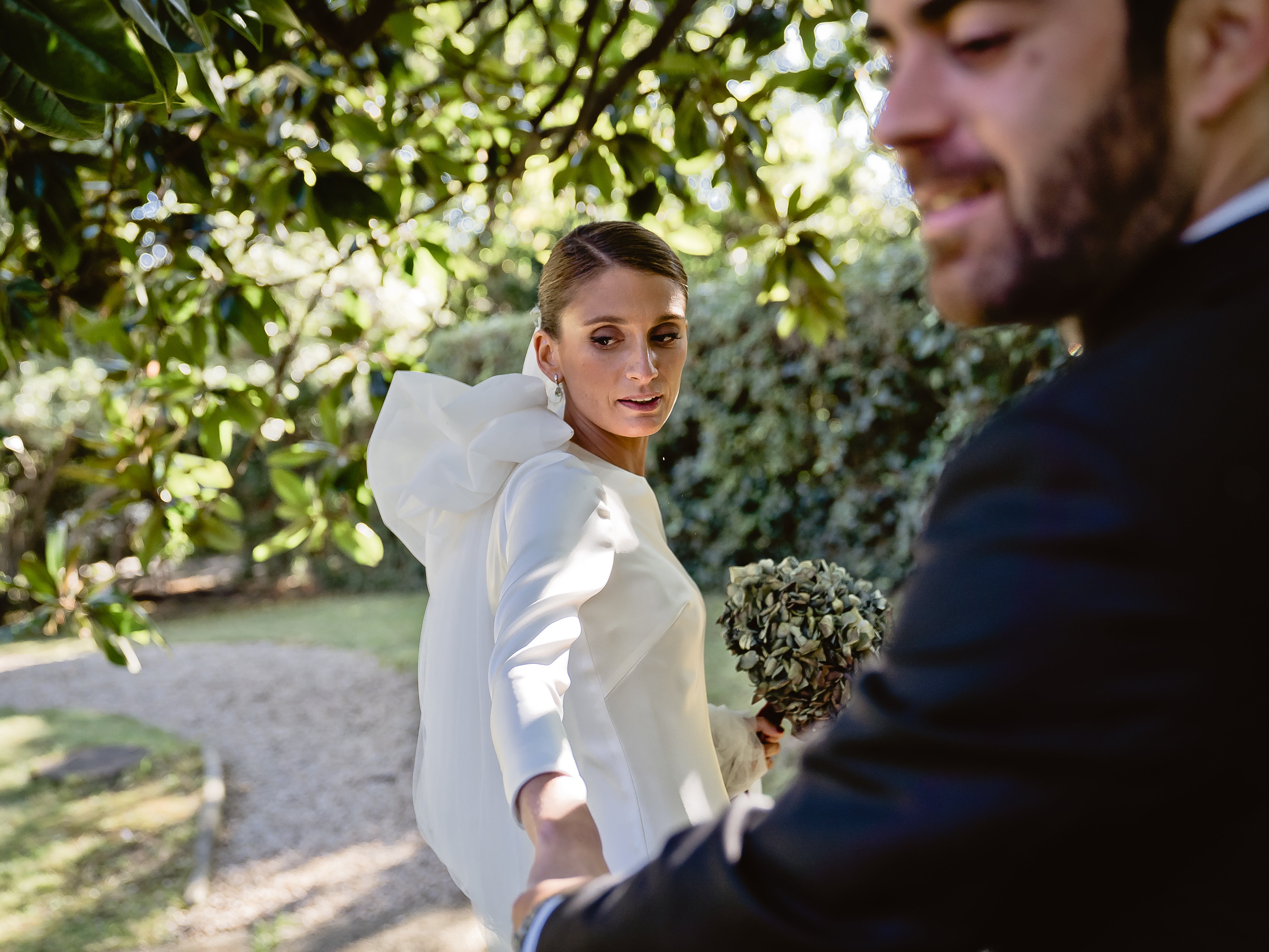 Fotos: Virginia, la novia bilbaína del &#039;vestido-flor&#039; y su boda en la universidad de Deusto