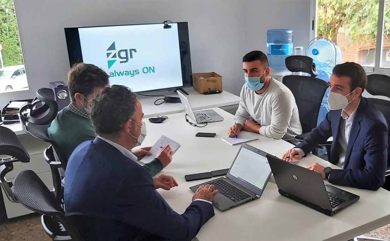 Ingenieros trabajando en la nueva delegación del grupo Zigor en Valencia 