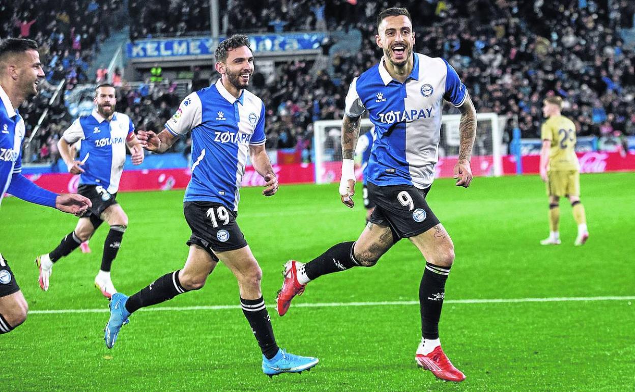 uforia entre los jugadores del Alavés a partir del segundo gol de Joselu al Levante.