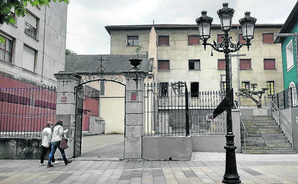 El colegio centenario Hijas de la Cruz, en pleno centro de Santurtzi. 