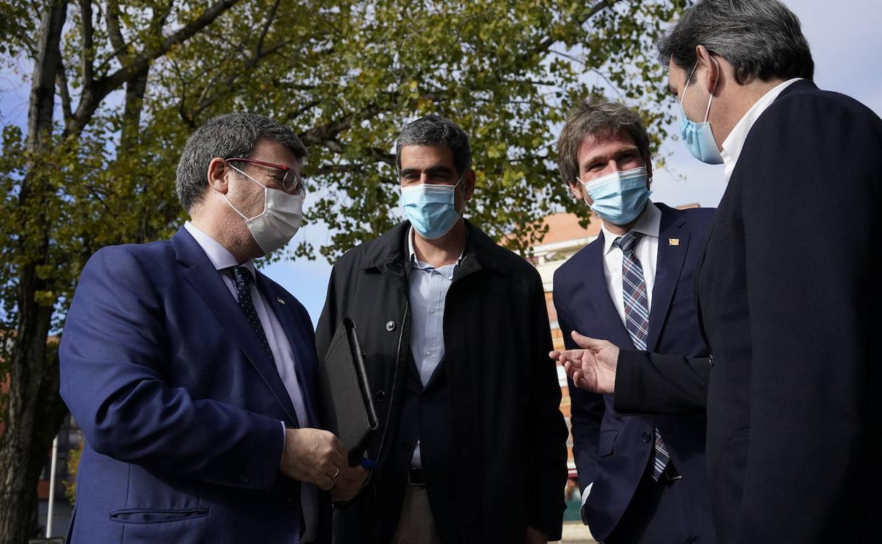 Los alcaldes de Bilbao, San Sebastián y Vitoria, antes de la celebración de la asamblea de Eudel.
