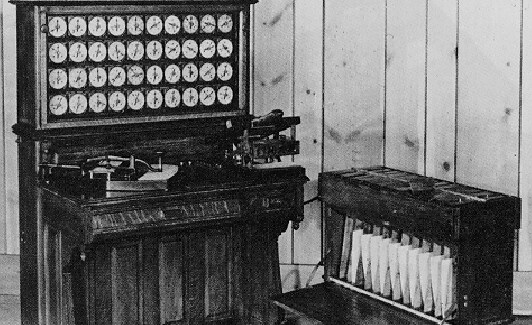 La máquina tabuladora inventada por Herman Hollerith.