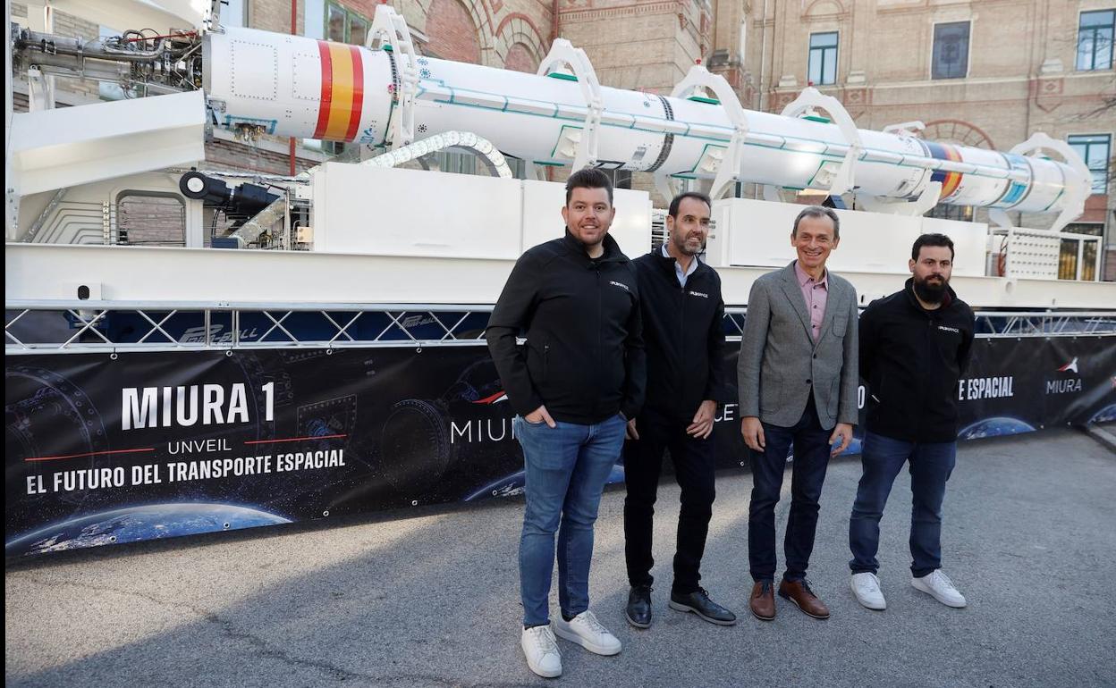 Los fundadores de PLD Space -Raúl Torres, Ezequiel Sánchez y Raúl Verdú- posan con el exministro Pedro Duque delante del Miura 1.