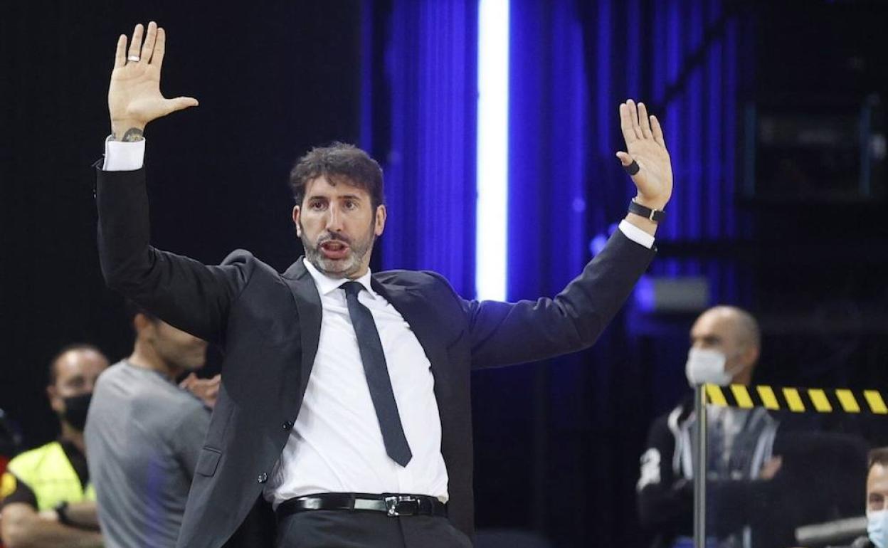 Mumbrú advierte a su plantilla que los jugadores del Obradoiro «no se van del partido ni un minuto»