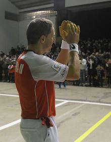 Imagen secundaria 2 - 1. El pelotari participó en un baile tradicional de carnaval. | 2. El delantero agradece el apoyo del abarrotado frontón.
