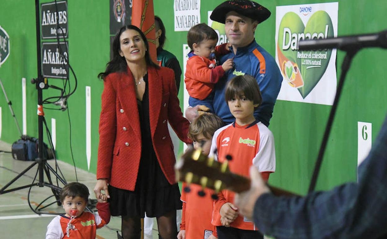 Olaizola II, junto a su mujer y sus hijos, escucha una canción interpetada por Gontzal Mendibil.