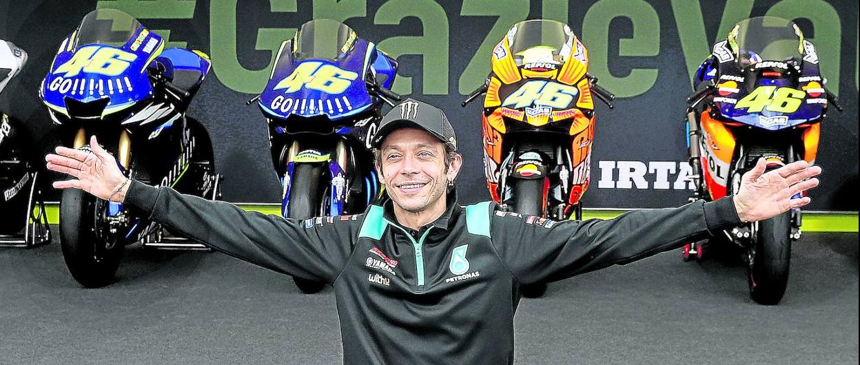 Rossi posa en el circuito valenciano rodeado de las motos con las que ha ganado Mundiales de Motociclismo. 