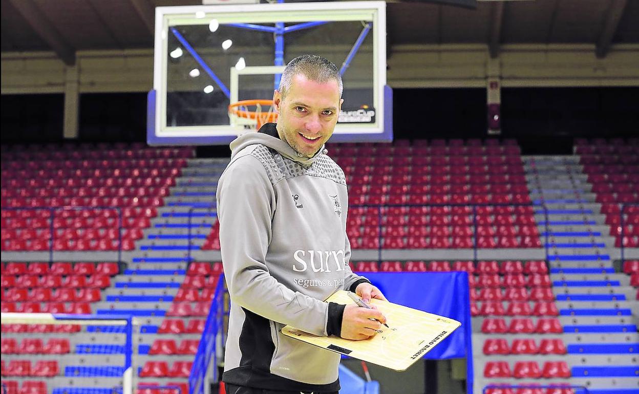 Javi Salgado posa con una pizarra tras un entrenamiento esta semana en La Casilla.