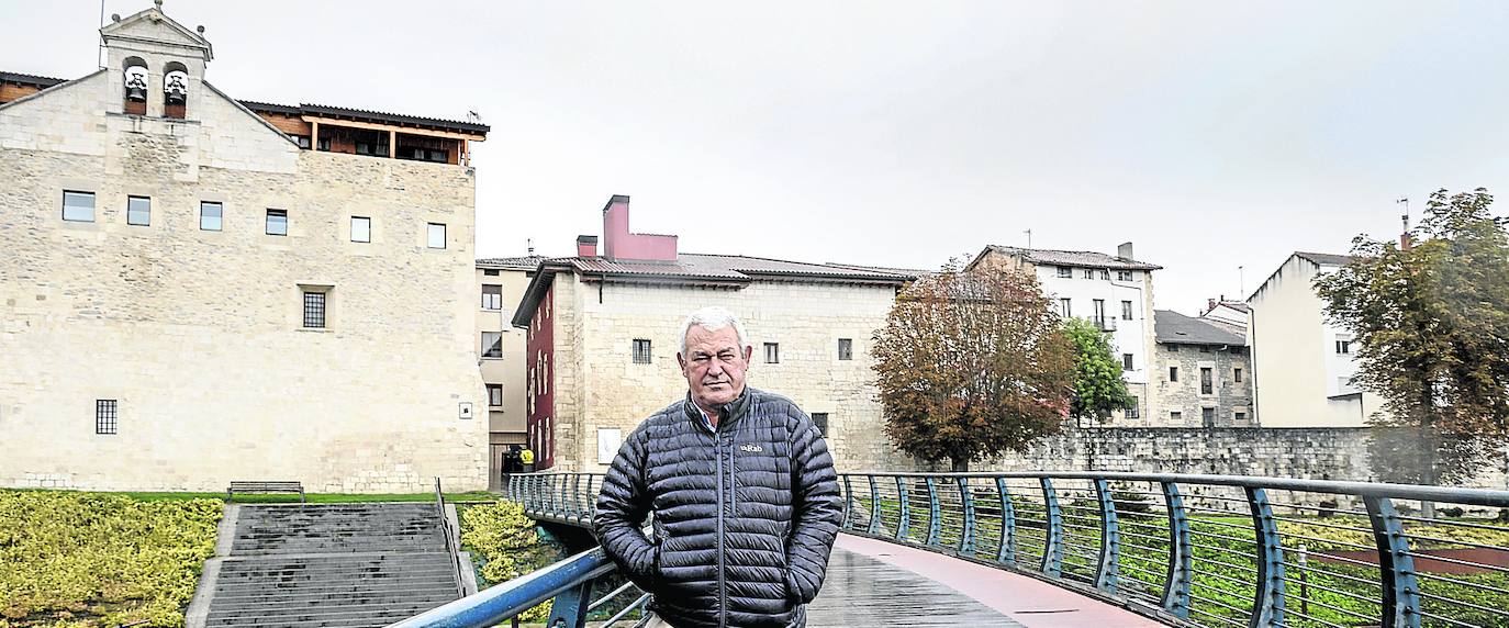 Luis Miguel Martínez, con la muralla de Salvatierra a su espalda. En la parte izquierda se aprecia la altura original, en la derecha se evidencia la falta de material.