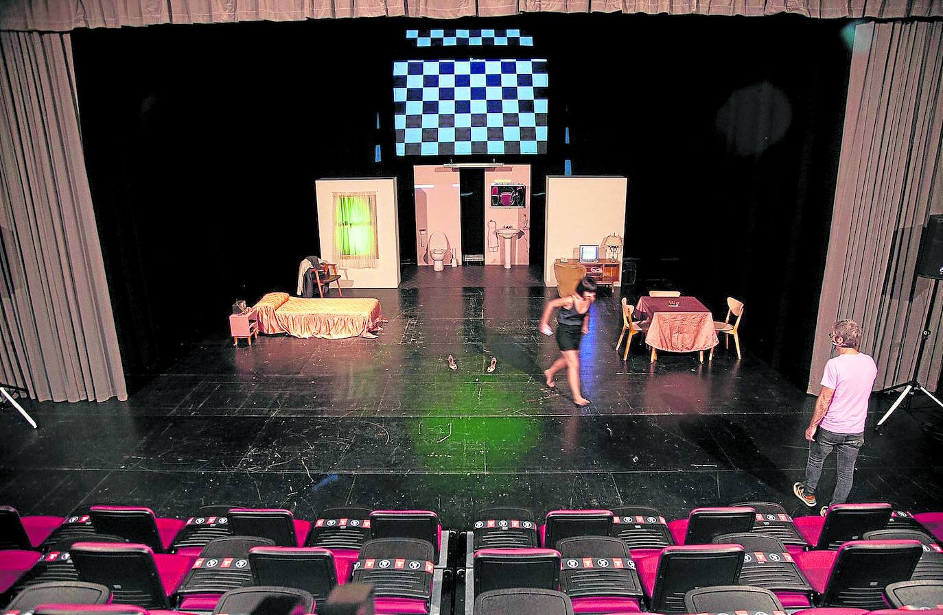 Consagrado al arte. Ensayo de un espectáculo de Khea Ziater en la sala principal.