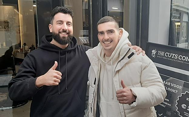 Córdoba es abrazado por Erol Kinaci, su peluquero en Deventer.