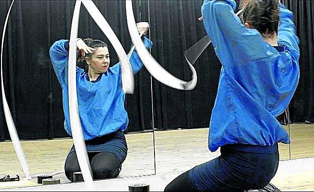 Ensayo de danza en la planta baja de la antigua iglesia. 