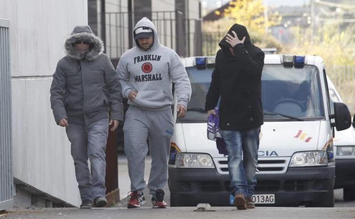 Uno de los detenidos por la riña tumultuaria, a la salida de los juzgados de Gijón, en 2014. 