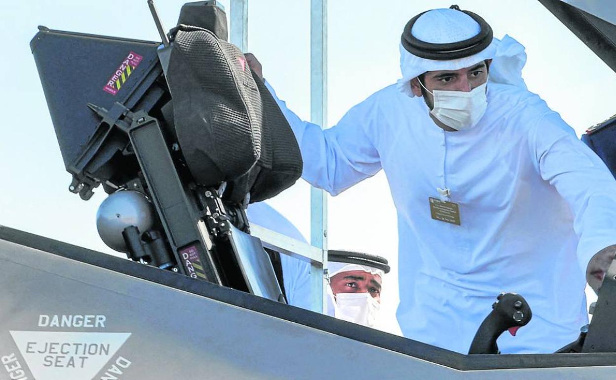 Hamdan bin Mohammed bin Rashid al-Maktoum, príncipe de Dubai, inspecciona un caza durante las maniobras. 