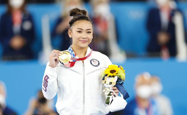 La joven de 18 años ganó el oro en la final de gimnasia artística individual tras la retirada de Simone Biles. 