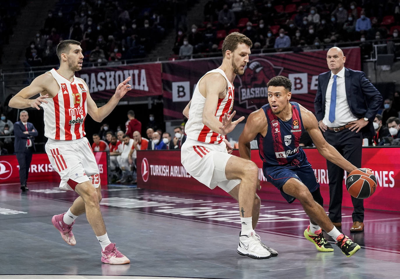 El Baskonia recibe al Estrella Roja en el Buesa Arena.