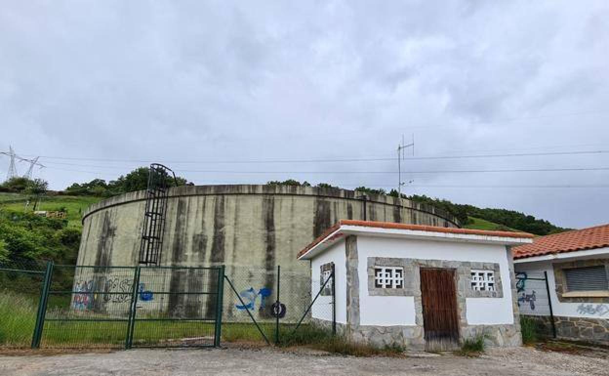 Artziniega cuenta con infraestrcuturas de agua renovadas, como el depósito, antes de su intengración en Urbide. 