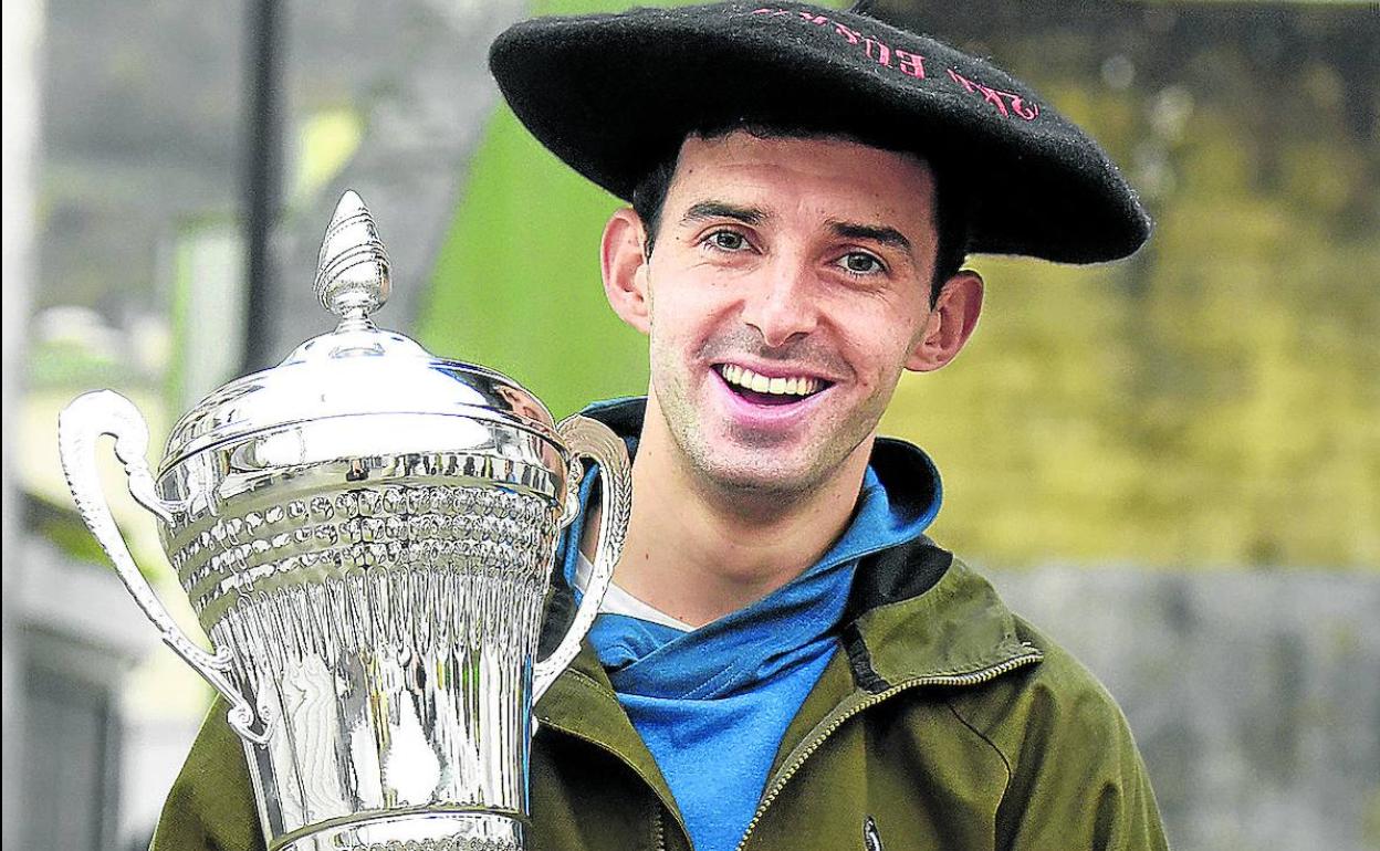 Jokin Altuna, ayer en Amezketa con la txapela y el trofeo de campeón del Cuatro y Medio. 