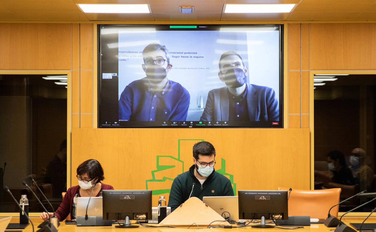 Los investigadores Álvaro Ferrer y Lucas Gortazar han comparecido ante la ponencia del Parlamento vasco.