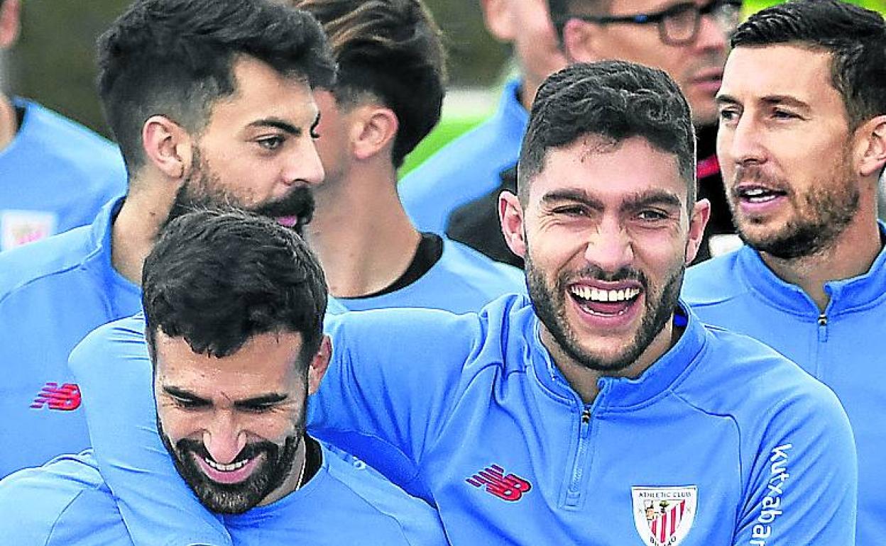 Nuñez abraza a Balenziaga ayer en Lezama. 