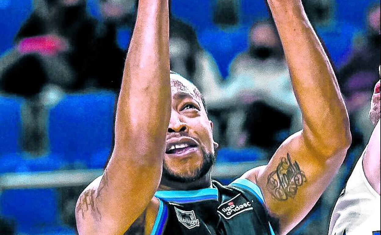 Goudelock se dispone a anotar cerca del aro. 