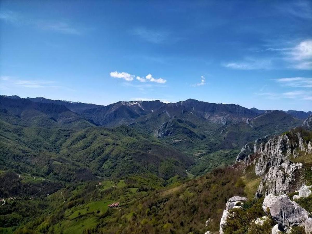 Vistas desde la ruta al Porrón de Peña Blanca .