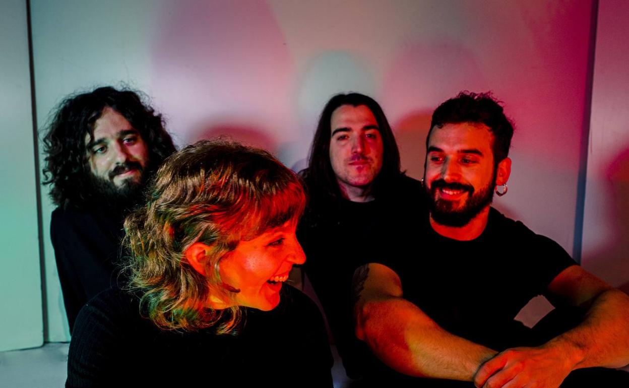 El guitarrista Etxarri, el batería Berzosa y el bajista Natke. En primer plano, la vocalista Hernando. 