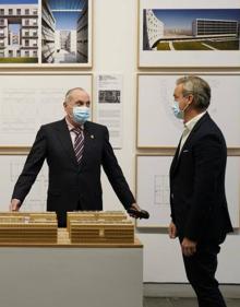 Imagen secundaria 2 - Imagen de Luis Asín en el interior de una VPO de Agurain; plano de una construcción de Lakua e imagen del consejero Iñaki Arriola junto a José Ángel Medina, comisario de la Bienal Internacional de Arquitectura de Euskadi, junto a unas maquetas de Lakua y Zabalgana. 