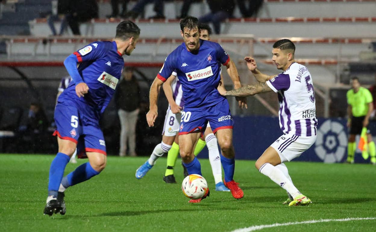 Olaetxea y Orozko, durante el partido ante el Valladolid en Lezama. 