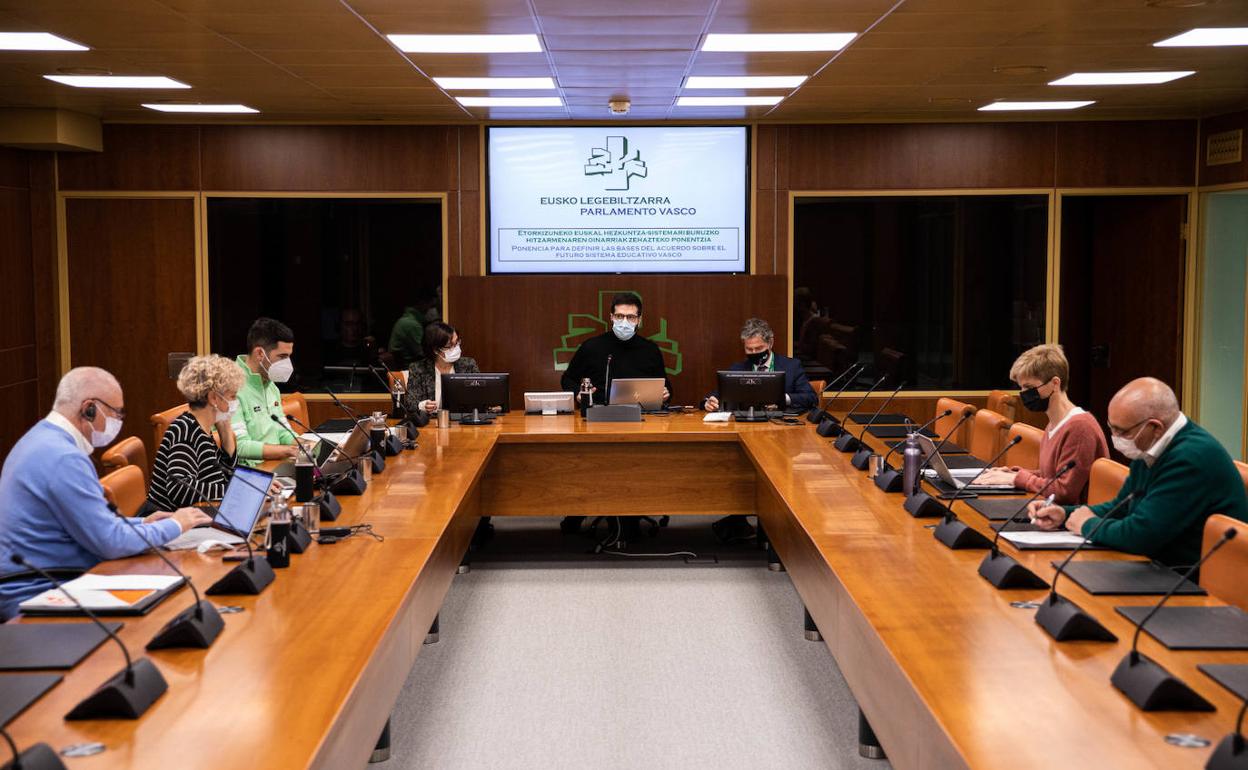 El decano de la Facultad de Educación de la UPV/EHU, Asier Romero, en el Parlamento vasco. 