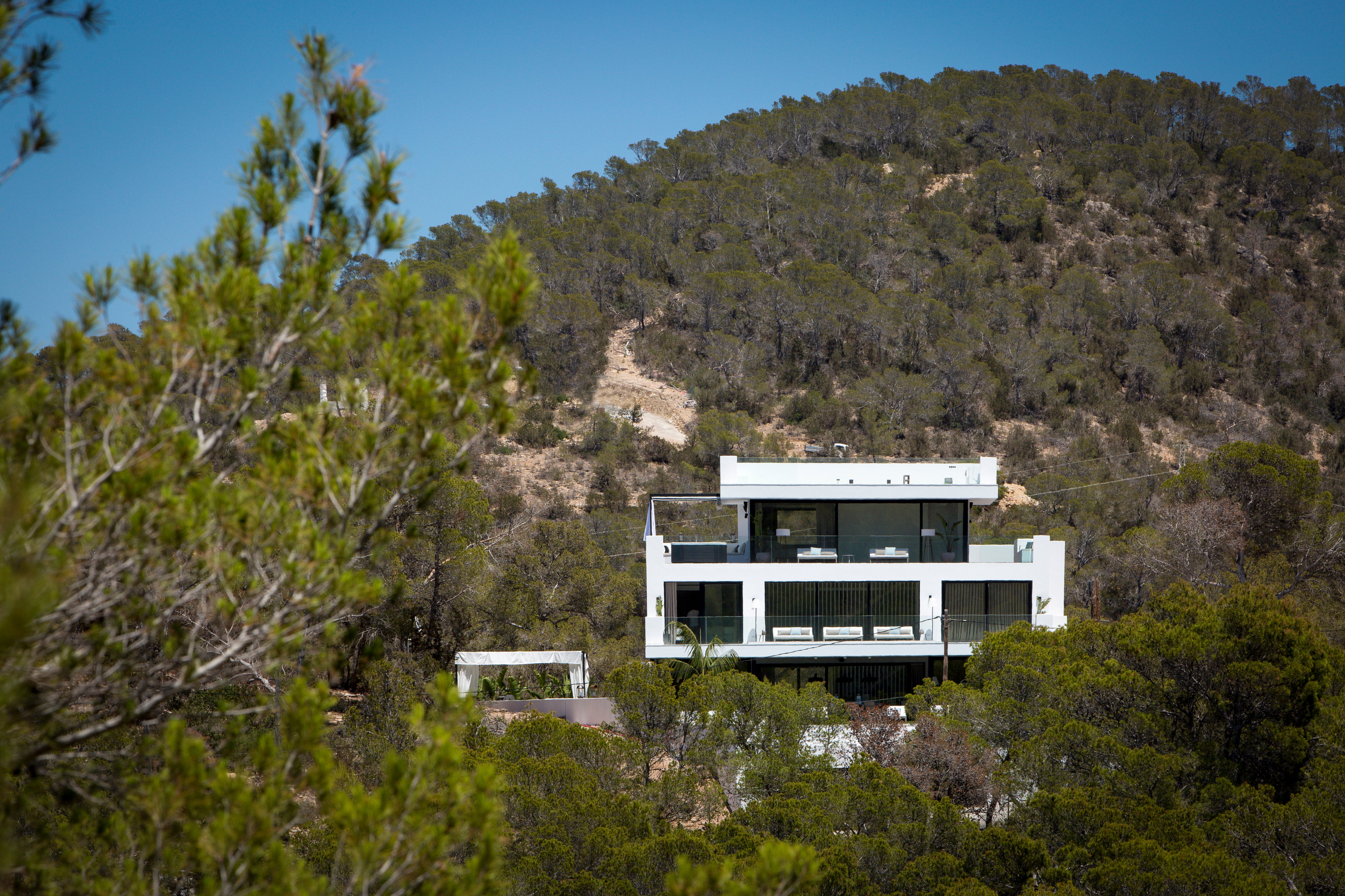 Fotos: Una interiorista vizcaína reforma el lujoso chalet de un futbolista en Ibiza