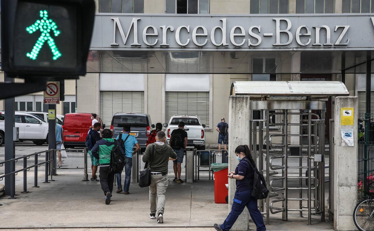 Trabajadores de Mercedes entran a la planta de Vitoria en el turno de tarde.