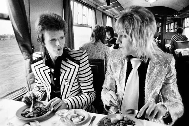 David Bowie y Mick Ronson en un tren a Escocia.