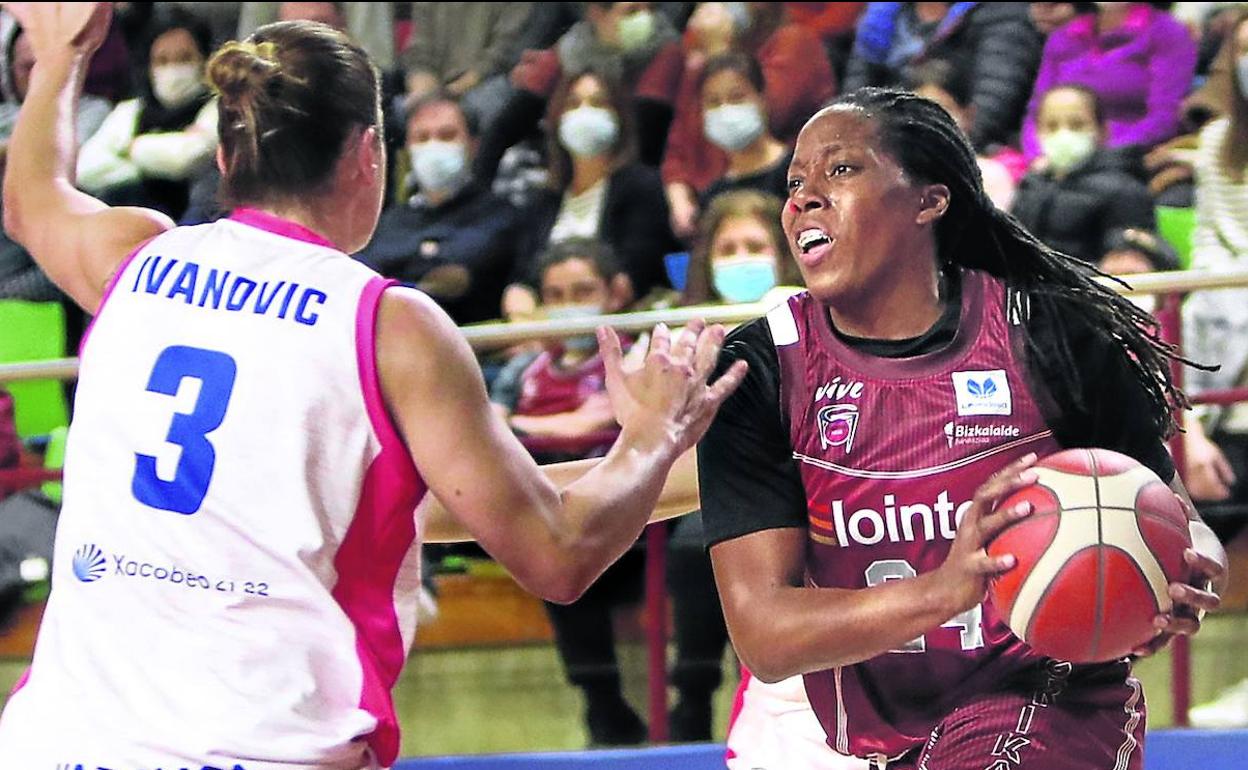 Margaret Roundtree, defendida por Ivanovic, anotó seis puntos contra el Baxi Ferrol ayer en Maloste. 