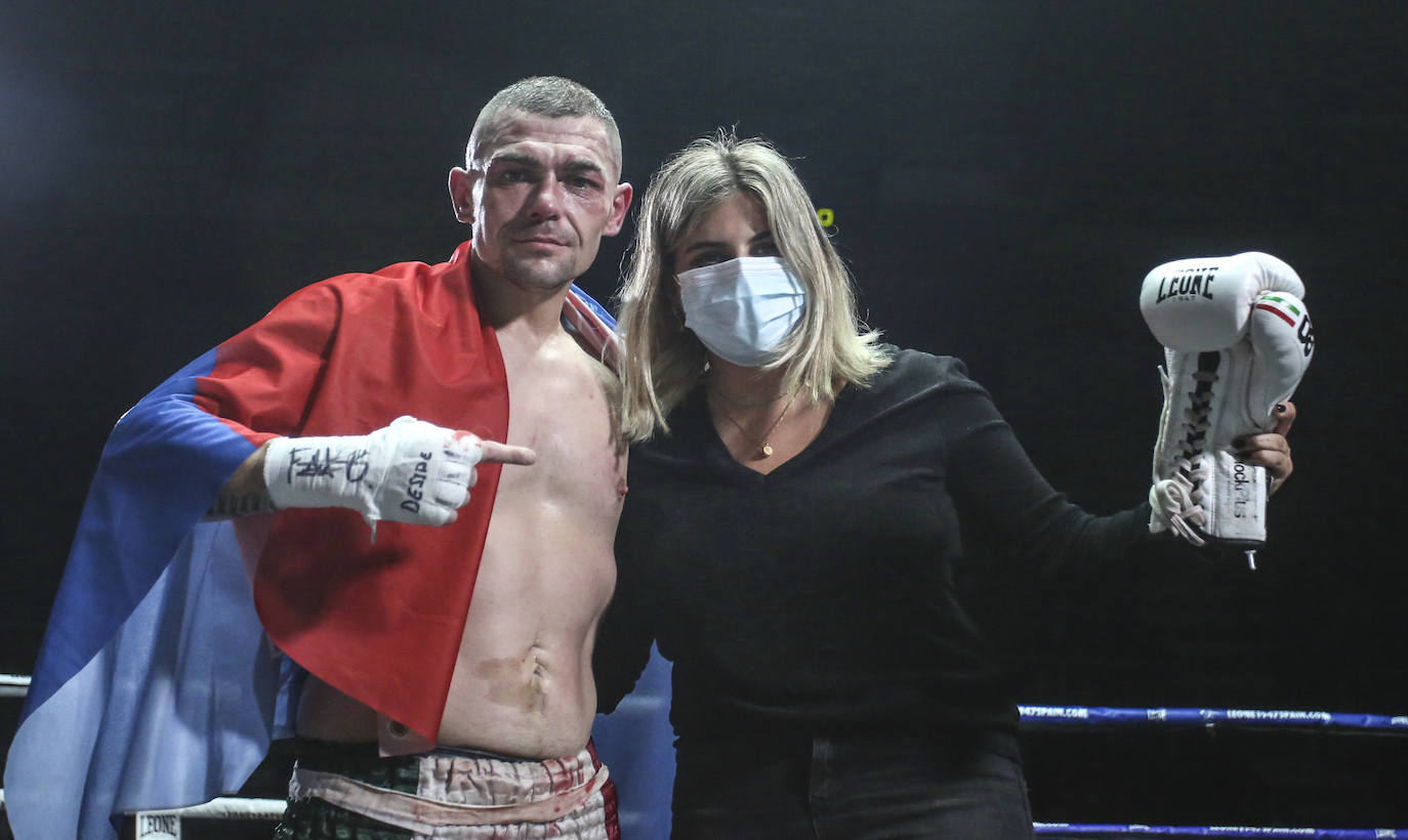 Emotivo obsequio. Tras el combate, Gago regaló uno de sus guantes a June, la hija de 'Corti'.